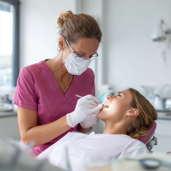 Odstranění zubního kamene: Klíč ke zdravému úsměvu v Praze